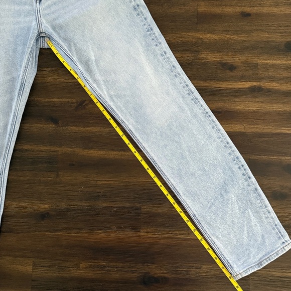 American Eagle Stretch High-Rise Straight Ripped Knee Mom Jeans Size 6 Long - Picture 6 of 10